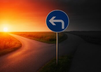 Straßenschild mit Linksabbiegepfeil, dahinter eine Landschaft, die auf der rechten Seite garu-schwarz und dunkel ist, links ist eine rötliche Sonne, die für Zukunft, Hoffnung und Optimismus steht. AI generiert.