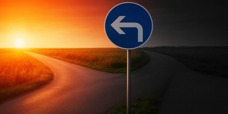 Straßenschild mit Linksabbiegepfeil, dahinter eine Landschaft, die auf der rechten Seite garu-schwarz und dunkel ist, links ist eine rötliche Sonne, die für Zukunft, Hoffnung und Optimismus steht. AI generiert.