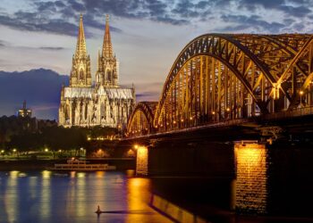 Kölner Dom mit Hohenzollernbrücke im Vordergrund