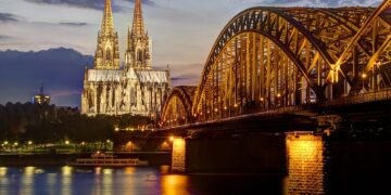 Kölner Dom mit Hohenzollernbrücke im Vordergrund