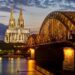Kölner Dom mit Hohenzollernbrücke im Vordergrund