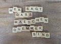 Scrabblesteine mit dem Satz "Wer sagt, dass Mädchen dümmer sind"