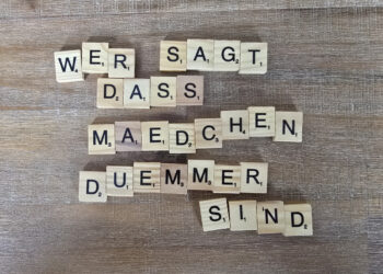 Scrabblesteine mit dem Satz "Wer sagt, dass Mädchen dümmer sind"
