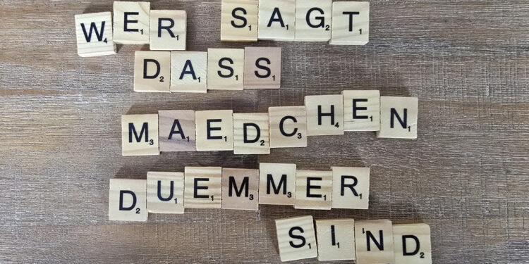 Scrabblesteine mit dem Satz "Wer sagt, dass Mädchen dümmer sind"