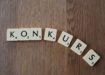 Scrabble Steine bilden das Wort "Konkurs"