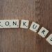 Scrabble Steine bilden das Wort "Konkurs"
