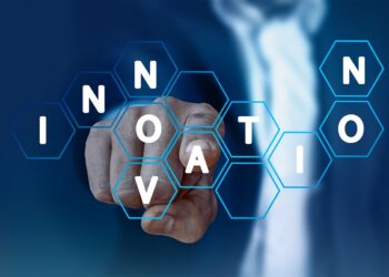 Finge zeigt auf ein Wabenmuster eines transparenten Bildschirms mit den Buchstaben des Wortes "Innovartion"