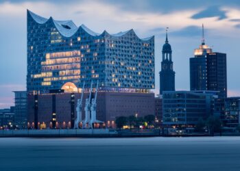 Skyline Hamburg mit Elbphilharmonie und dem Turm von St.Michaelis.