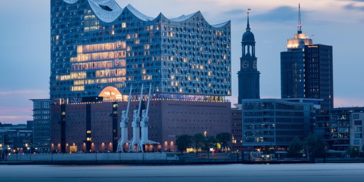 Skyline Hamburg mit Elbphilharmonie und dem Turm von St.Michaelis.