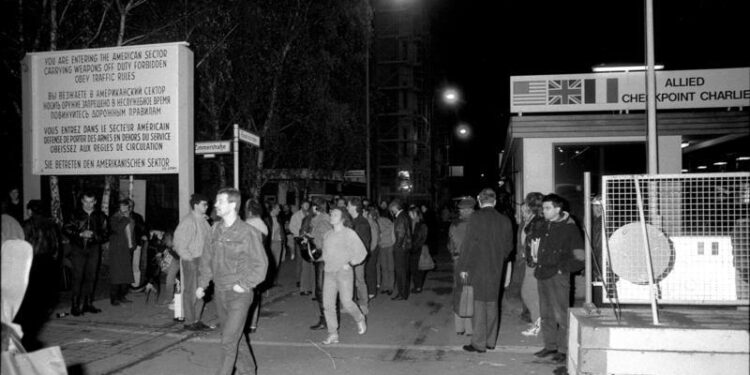 Mauerfall 9.11.1989, Grenzübergang Checkpoint Charlie ist offen