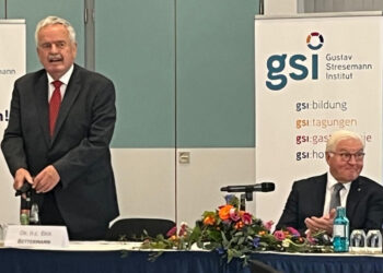 Bundespräsident Steinmeier bei GSI, links im Bild GSI-Präsident Dr. h.c. Erik Bettermann