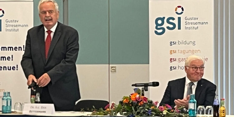 Bundespräsident Steinmeier bei GSI, links im Bild GSI-Präsident Dr. h.c. Erik Bettermann
