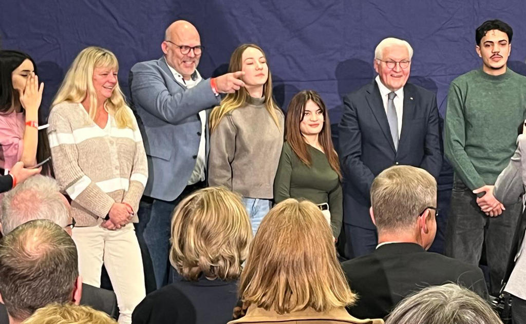 Bundespräsident Steinmeier mit Schülern und Teilnehmern der Veranstaltung im GSI Bon am 21.11.2025