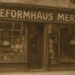 Straßenansicht vom alten Reformhaus Merz um 1900. Sieht echt aus und entspricht dem Weltbild und Stadtbild von Friedrich Merz, ist aber AI generiert.