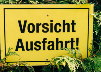 Schild "Vorsicht Ausfahrt"