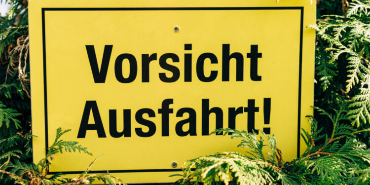Schild "Vorsicht Ausfahrt"