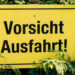 Schild "Vorsicht Ausfahrt"