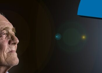 Kopfe eines alten Mannes mit einem großen Fragezeichen gegenüber