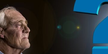 Kopfe eines alten Mannes mit einem großen Fragezeichen gegenüber