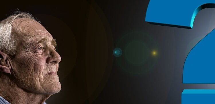 Kopfe eines alten Mannes mit einem großen Fragezeichen gegenüber