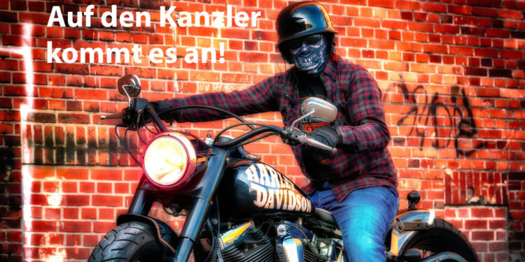 Rocker auf Harley Davidson vor Mauer mit der Aufschrift "Auf den Kanzler kommt es an!"