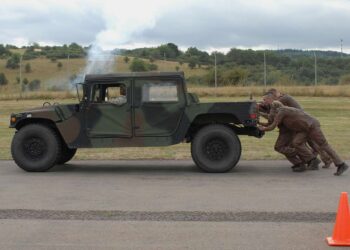 Soldaten der Bundeswehr und der US-Army arbeiten zusammen, um einen Humvee während des Gemeinsamen multinationalen Freundschaftswettbewerbs Shock N Rock