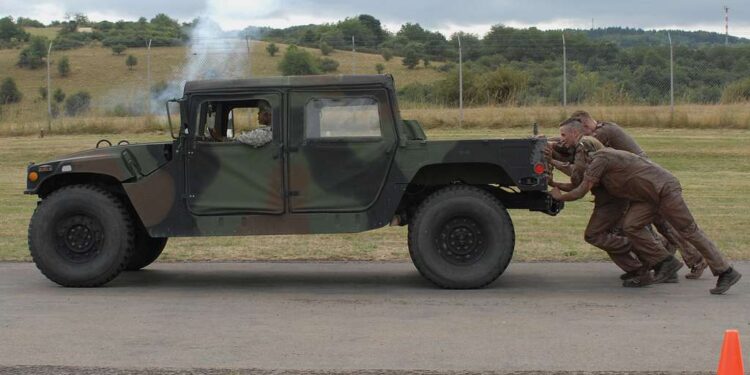 Soldaten der Bundeswehr und der US-Army arbeiten zusammen, um einen Humvee während des Gemeinsamen multinationalen Freundschaftswettbewerbs Shock N Rock