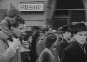 Am 1. Mai 1944 nimmt Willy Brandt mit Tochter Ninja auf seinen Schultern an der Maikundgebung in Stockholm teil..