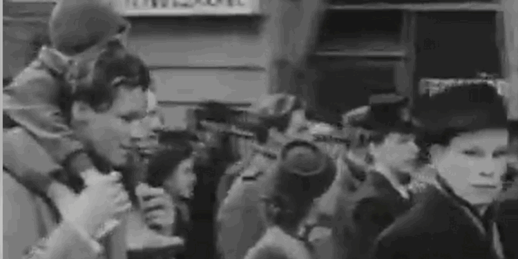 Am 1. Mai 1944 nimmt Willy Brandt mit Tochter Ninja auf seinen Schultern an der Maikundgebung in Stockholm teil..