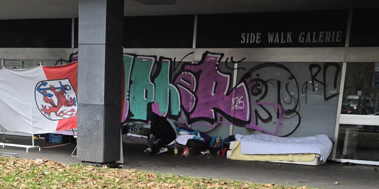 Sozialstaat 2025: Lager eines Obdachlosen, mitten in Düsseldorf