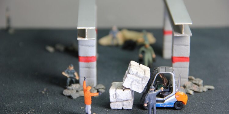 Handwerker an einem Bauprojekt als Miniaturfiguren