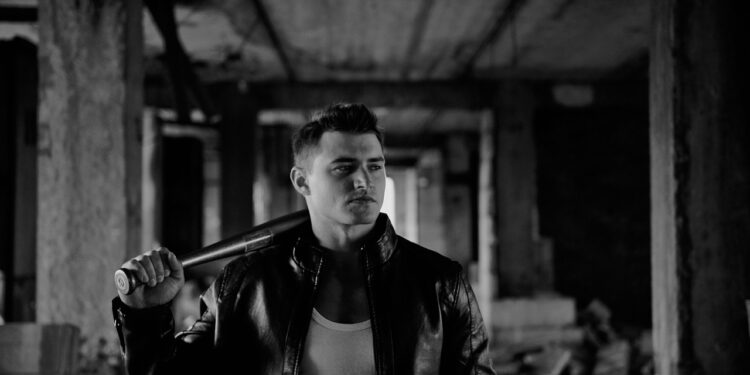 Schlägertyp mit Baseballschläger