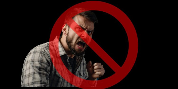 Wütender Mann ballt die Faust - Symbolbild für Gewalt von rechts