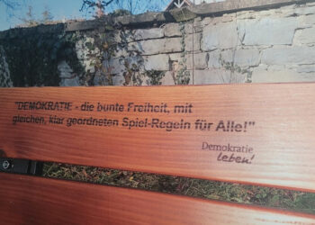 Mehrere öffentliche Parkbänke in Radolfzell tragen das humanistische Motto des Demokratie-Forums