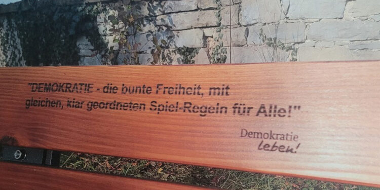 Mehrere öffentliche Parkbänke in Radolfzell tragen das humanistische Motto des Demokratie-Forums