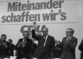 08.01.1983 CDU-Wahlkundgebung zur vorgezogenen Bundestagswahl am 06.03.1983. Von links: Peter Radunski, Heiner Geißler, Helmut Kohl, Bernhard Vogel