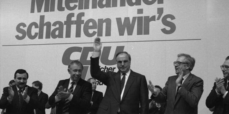 08.01.1983 CDU-Wahlkundgebung zur vorgezogenen Bundestagswahl am 06.03.1983. Von links: Peter Radunski, Heiner Geißler, Helmut Kohl, Bernhard Vogel