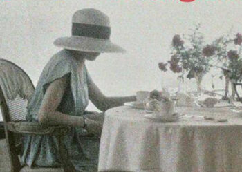 Elegante Frau sitzt an einem Kaffeetich, Ausschnitt aus dem Buchtitel von Florian Illies