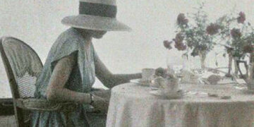 Elegante Frau sitzt an einem Kaffeetich, Ausschnitt aus dem Buchtitel von Florian Illies