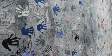 Mauer mit Handabdrücken, Symbolbild für Diktatur