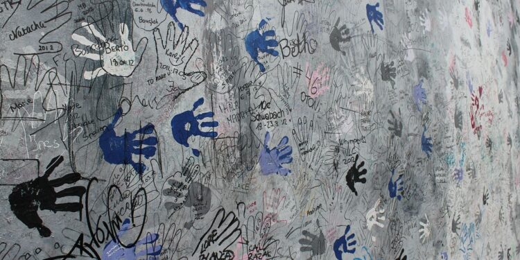 Mauer mit Handabdrücken, Symbolbild für Diktatur