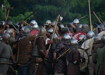 Wikinger mit Waffen und Schildern