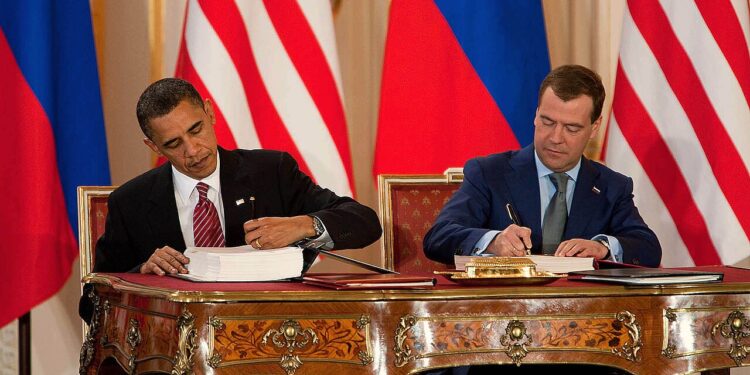 Barack Obama und Dmitri Medwedew bei der Unterzeichnungszeremonie von New START in Prag (2010)