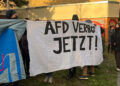 Banner für AfD Verbot auf Demonstration für Demokratie