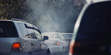 Aus dem Auspuff qualmende Autos im Stau