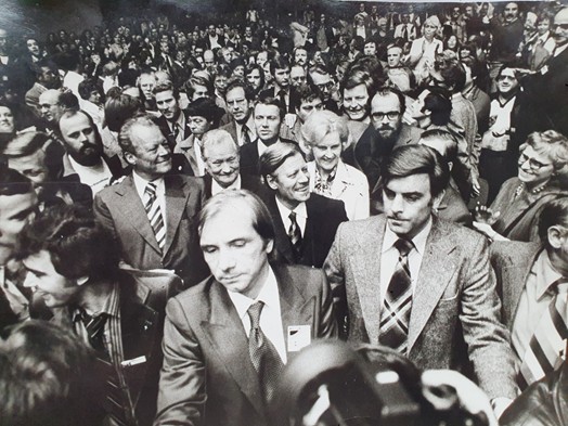 Es gab Zeiten, wie hier in der Essener Grugerhalle, da konnte die SPD-Spitze durch Willy Brandt und Helmut Schmidt gemeinsam die Massen begeistern. Im Vordergrund der Autor Hans Wallow als Mitarbeiter von Helmut Schmidt, hier in der Funktion des Bodyguards.