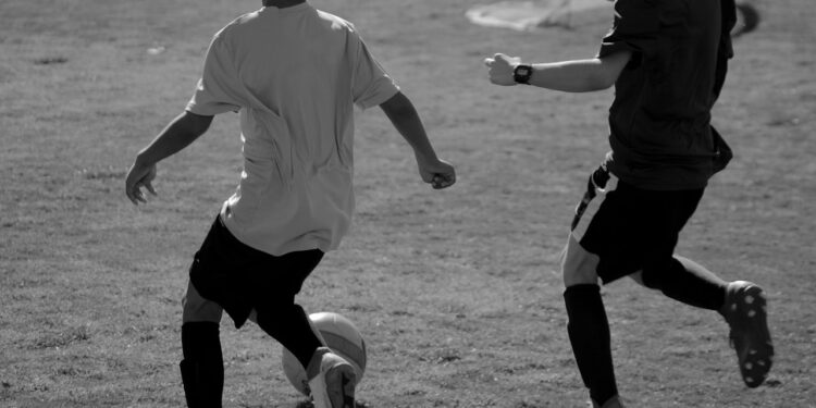Kinder spielen Fußball auf der Strasse