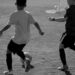 Kinder spielen Fußball auf der Strasse