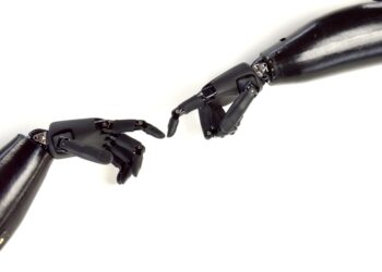 Zwei Roboterfinger berühren sich, analog zum weltberühmten Gemälde "die Schöpfung" von Michelangelo