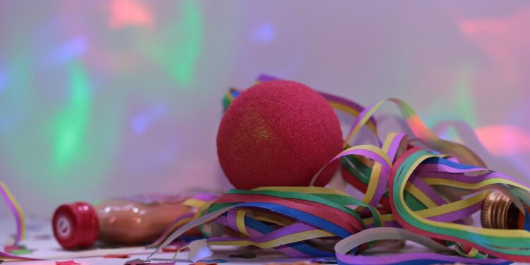 Karnevalsartikel wie rote Nase und Luftschlangen liegen nach der Party auf dem Boden